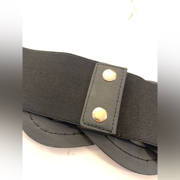 Black Faux Leather Gold Link Knotted Stretchy Belt With Snap Closure Size Medium - Picture 6 of 7